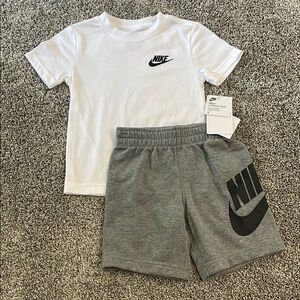 NEW! NIKE 2-PIECE SHORTS AND T-SHIRT SET. SIZE 4. BOYS.